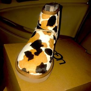 Girls Ugg boot size 5y